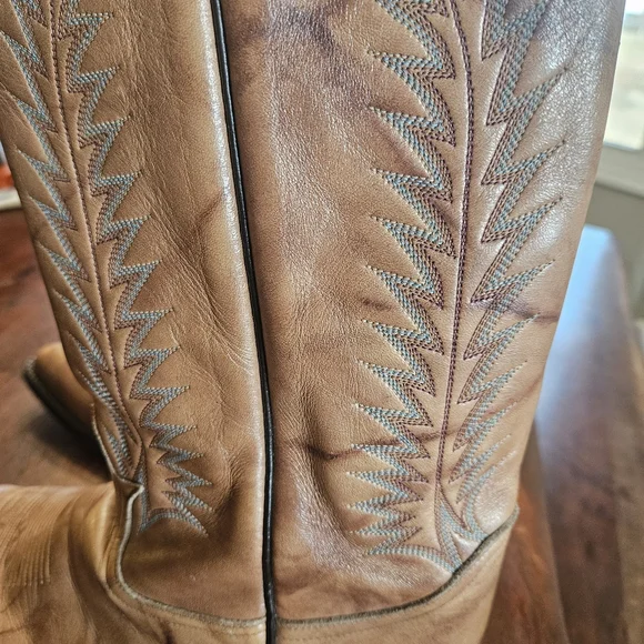 RARE Find Vintage Tony Lama Tan Boots w/turquoise Stitching  display picture 2